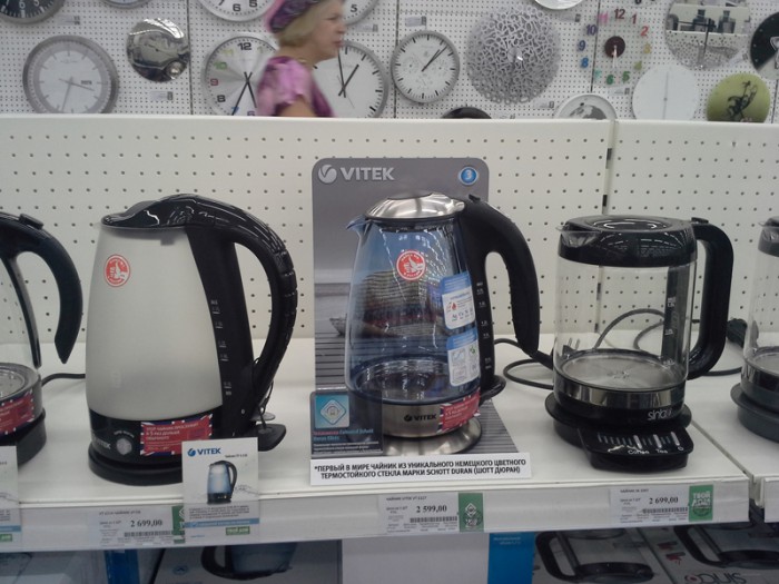 В магазинах торговой сети «РЕАЛ» и «ТВОЙ ДОМ» были установлены фирменные полочные дисплеи VITEK в категории «чайники»